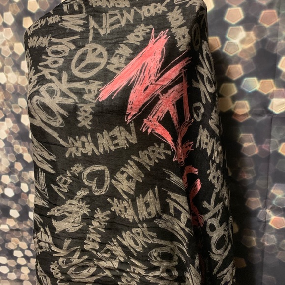 ⭐️NEW YORK PEACE & LOVE SCARF BEAUTIFUL ⭐️ - Picture 7 of 8